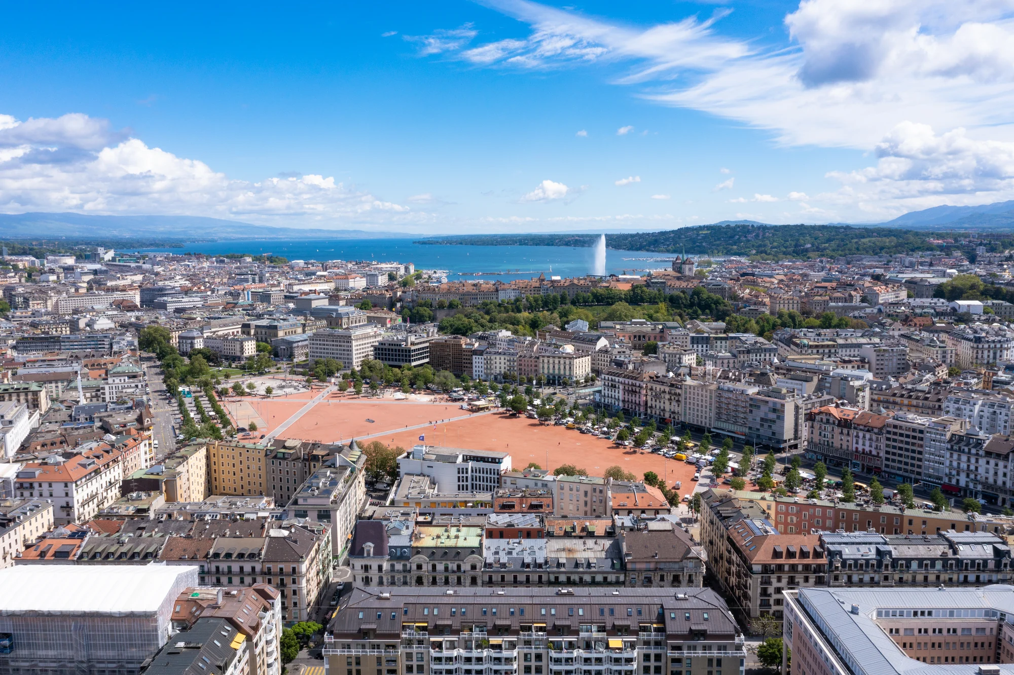 Vue panoramique sur Genève, le lac et le Jet d’eau